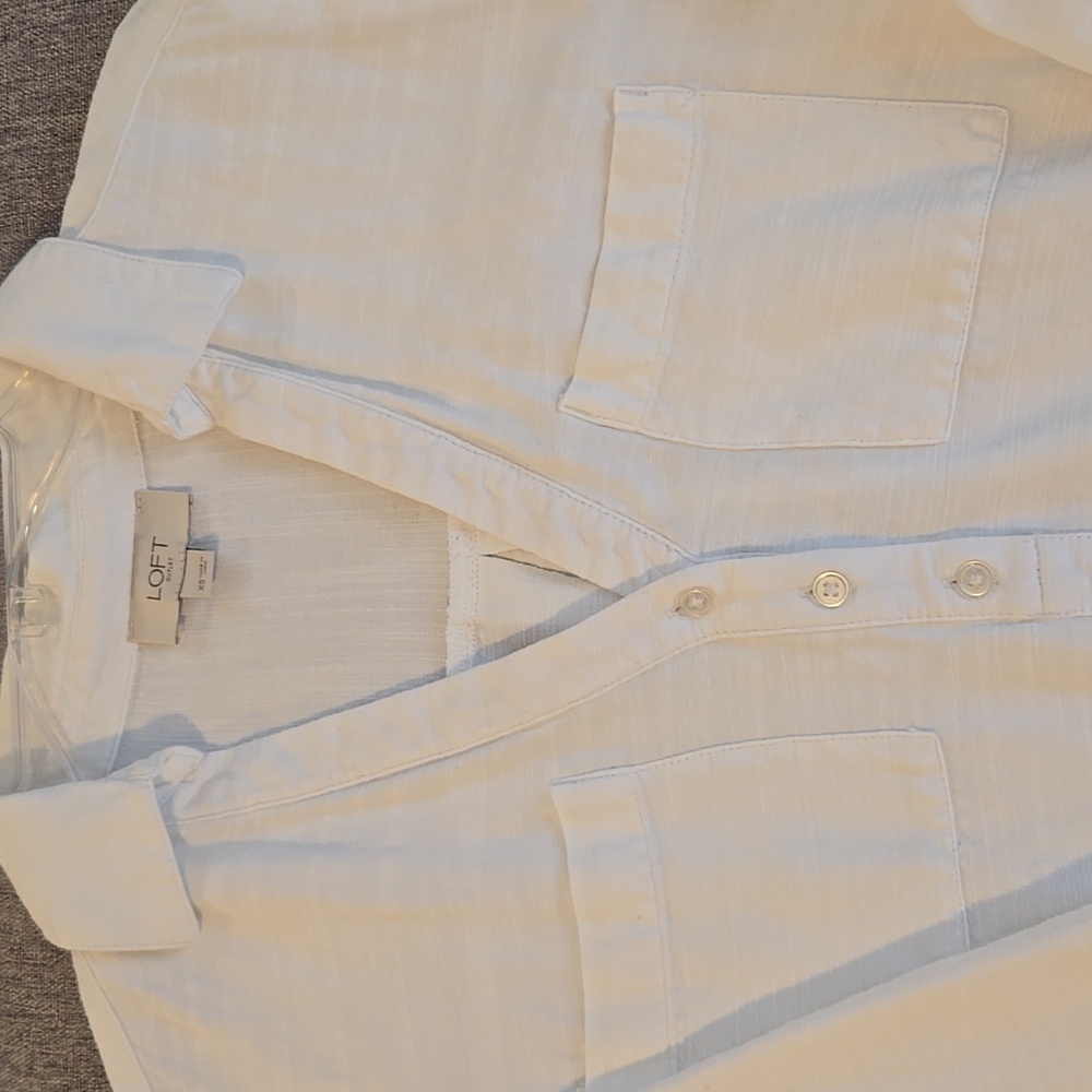 LOFT White V-neck 3- Button Dressy/Casual Shirt High Low Hem Woman XS